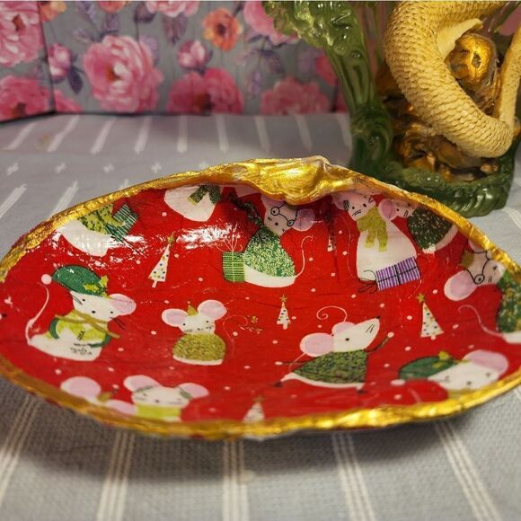 DECOUPAGE CLAM SHELL DECOUPAGE CHRISTMAS MICE ON A CLAM SHELL TRINKET DISH - Picture 6 of 11